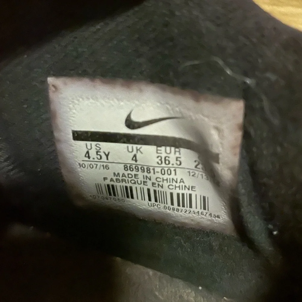 Kyrie‎ Irving Nike Shoes GUC size 4.5 Y